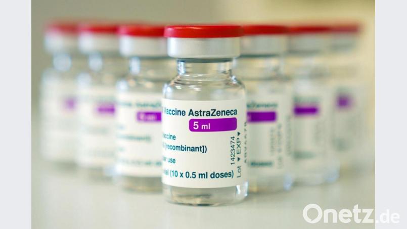 Auf einem Tisch stehen Ampullen mit dem Covid-19 Impfstoff von AstraZeneca. Bild: Nicolas Armer