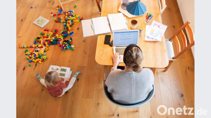 In der Corona-Krise sind laut einer Studie viele Menschen im Homeoffice zwischen Familie und Beruf stark belastet. Bild: Julian Stratenschulte/dpa