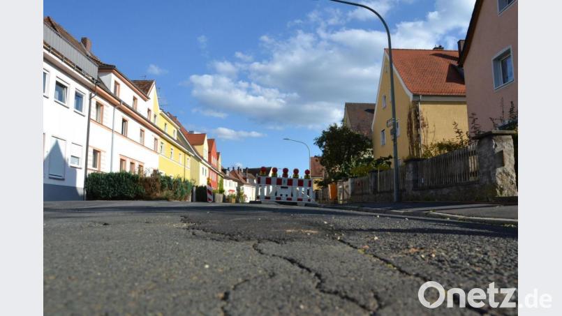 So sah die Bäumlstraße im Dreifaltigkeitsviertel über Jahrzehnte aus. Zwar wurden Schlaglöcher immer wieder entfernt beziehungsweise ausgebessert, eine Erneuerung ließ aber bis Sommer 2020 auf sich warten. Bild: tk