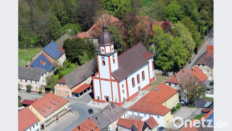 Unter der Turmspitze der Pfarrkirche Winklarn wohnte bis um 1900 der Türmer. Im Hintergrund ist das Winklarner Schloss zu sehen. Luftbild: akp