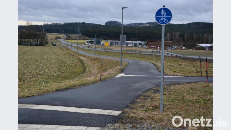 Der bestehende Rad- und Fußweg vom Konnersreuther Kreisverkehr aus in Richtung Mitterteich endet auf Höhe des Backhaus-Kutzer-Geländes (hinten links). Bild: jr