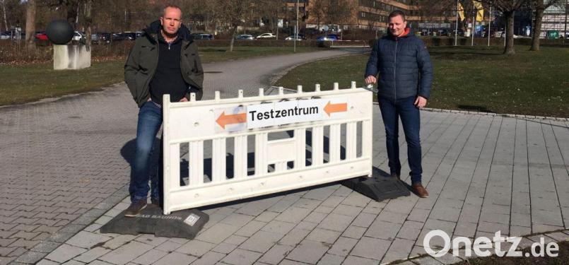 Hier lang geht’s zum Testzentrum im Sepp-Simon-Stadion. Dr. Michael Heidrich (links) und Jochen Manz vom Landratsamt sind die Verantwortlichen dafür, dass das Corona-Testen wie am Schnürchen läuft. Bild: ihl