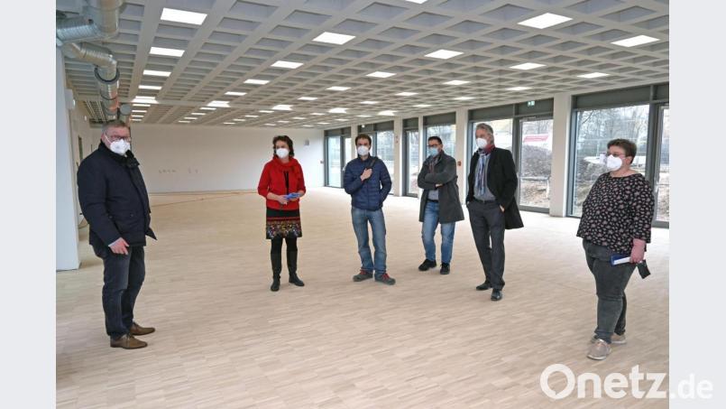 In der neuen Mensa (von links): Oberbürgermeister Michael Cerny, Schulleiterin Marion Weigl, Projektleiter Matthias Sörgel, Hochbauamtsleiter Hubert Meier, Baureferent Markus Kühne und Konrektorin Sabine Bleistein. Bild: Susanne Schwab/exb