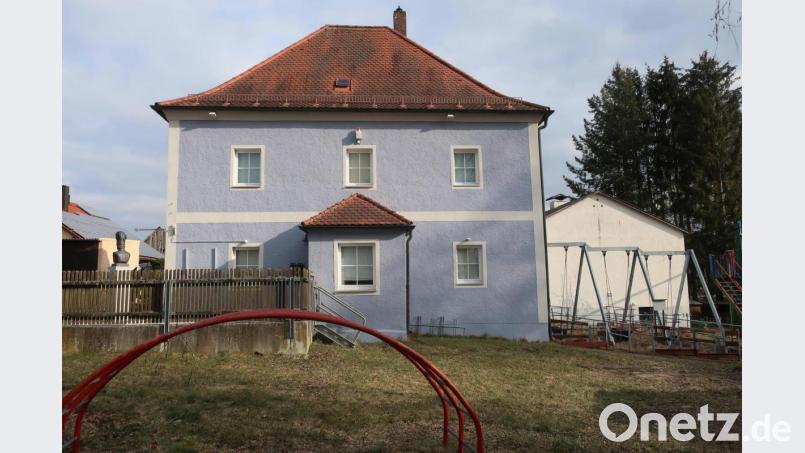 Die Gemeinde Steinberg am See will die Grünfläche vor dem Braunkohle- und Heimatmuseum, auf dem sich noch immer Spielgeräte des ehemaligen Ponyhofes befinden, neu gestalten. Auch bei der Innenrenovierung der Einrichtung ist die Gemeinde gefordert. Bild: Hirsch