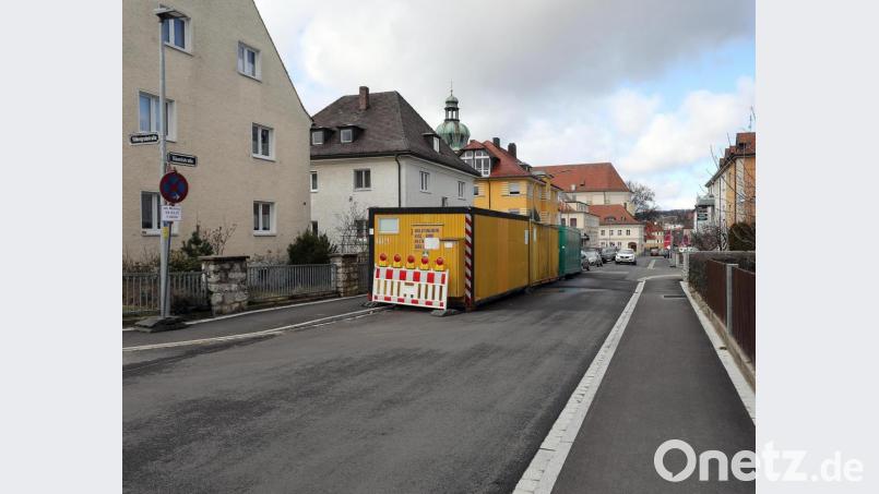 Vorne das neue Teilstück, dahinter die gewohnte Buckelpiste: Am Montag, 15. März, beginnt der zweite Abschnitt der Sanierung der Bäumlstraße. Bild: Wolfgang Steinbacher