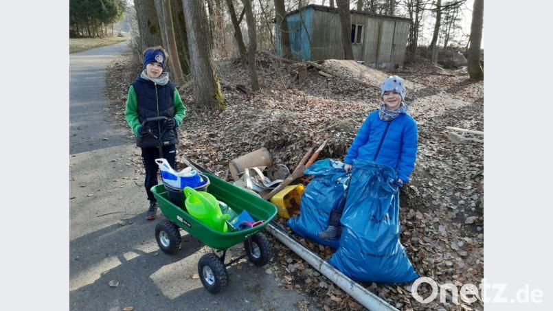 Vincent und Moritz Lang waren mit ihrer Mama am Wolfersreuther Berg unterwegs und fanden eine Menge Unrat. Bild: fpoz