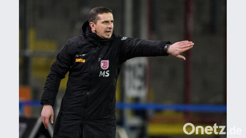 Mersad Selimbegovic hat am Samstag das erste Training des SSV Jahn Regensburg nach der Corona-Quarantäne geleitet. Bild: Swen Pförtner/dpa