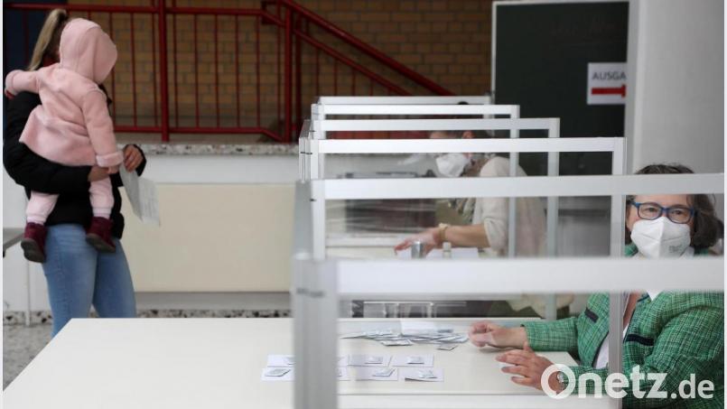 Die Wahlhelfer hinter Plexiglas, die Wähler mit Abstand: Auch die Wahl in Poppenricht stand ganz im Zeichen der Corona-Pandemie. Bild: Wolfgang Steinbacher