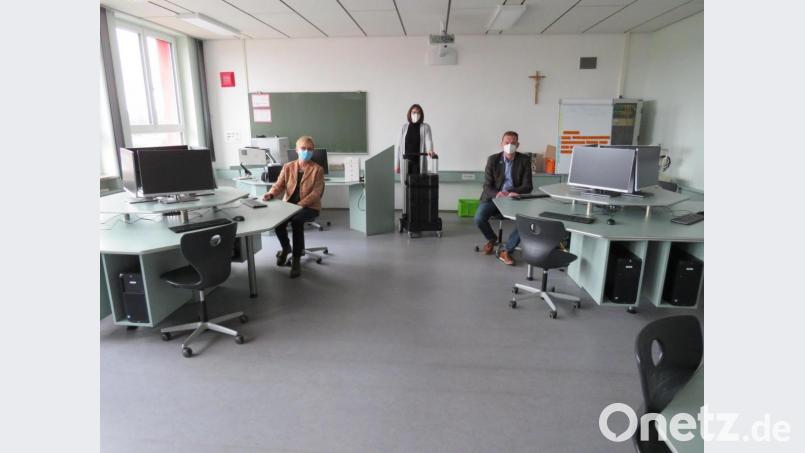 Rektorin Gabriele Reitinger-Meier, Systembetreuerin Renate Krüger-Leibl und Bürgermeister Ernst Schicketanz in einem der neuen modern ausgestatteten Computerräume. Bild: adj