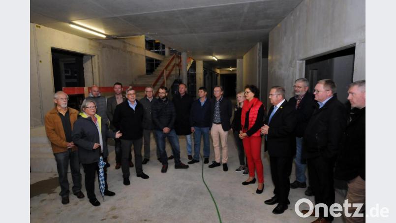 Die CSU-Fraktion setzt ihre Tour durch die Amberger Stadtteile fort. Am Montagabend ging es ins D-Programm, wo die Albert-Schweitzer-Schule erweitert wird. Der Neubau soll nächstes Jahr bezugsfertig sein. Bild: Stephan Huber