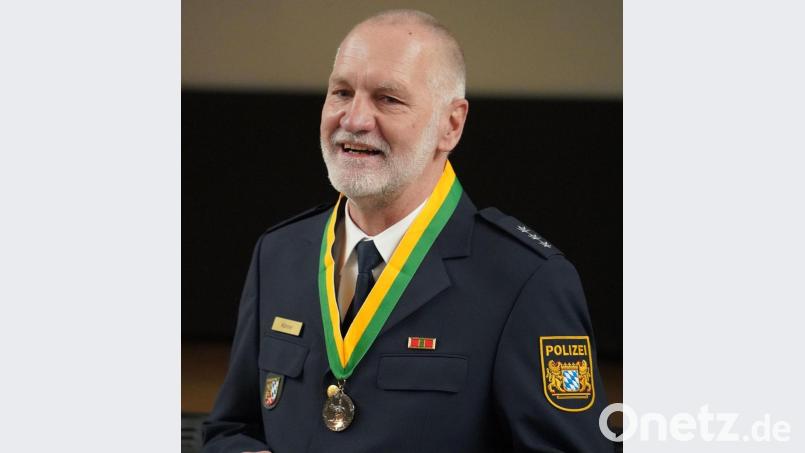 Polizeihauptkommissar Gerhard Männer mit dem amerikanischen Orden "Order of the Marechaussee". Bild: Franz Zeilmann