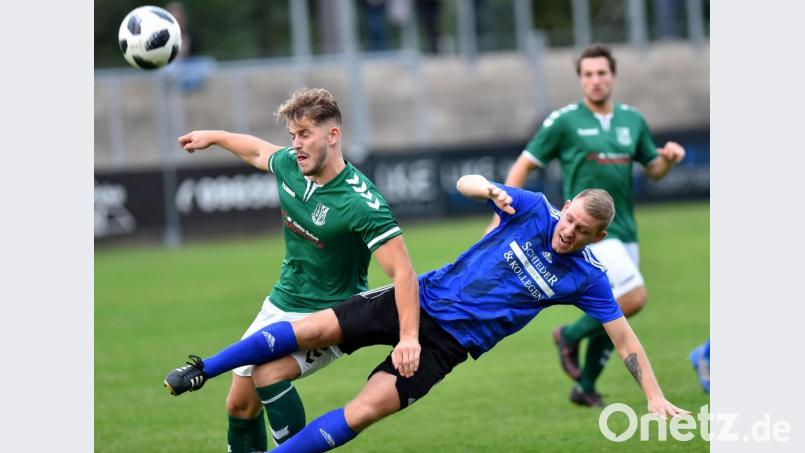 Der Noch-Weidener Defensivspieler Florian Rupprecht (rechts) fliegt ab der neuen Saison für Kickers Selb durch die Luft. Archivbild: A. Schwarzmeier
