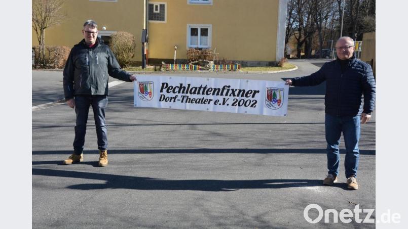 Vorsitzender Thomas Flügel (links) und Spielleiter Anton Krisch hoffen, dass das Pechlattenfixner Dorftheater bald wieder in Aktion treten darf. 2022 kann der Verein sein 20-jähriges Bestehen feiern. Bild: jr