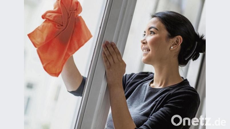 Der Dreck vom Winter zeigt sich besonders, wenn die Frühlingssonne auf die Fenster scheint. Bild:  Christin Klose/dpa