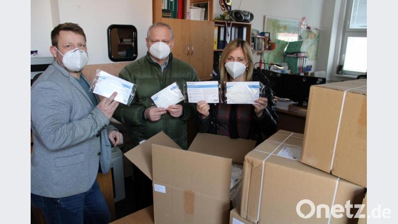 Die FFP2-Masken sind in Sokolov angekommen. Zweter Bürgermeister Ladislav Sedlacek, Dritter Bürgermeister Jan Picka und Bürgermeisterin Renata Oulehlova (von links) packten die ersten Masken aus. Bild: Vladimir Meluzin/exb