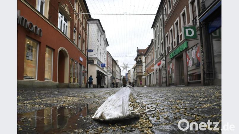 Ganz verschmutzt liegt sie da: eine Einwegmaske in der leeren Fußgängerzone von Amberg. An diesen Anblick haben wir uns (fast) schon gewöhnt, oder etwa nicht? Symbolbild: Petra Hartl