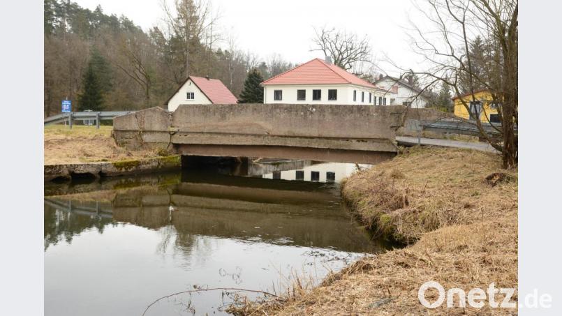 Die Brücke über den Werkbach bei Sperlhammer soll neu gebaut werden und eine Tragfähigkeit von 60 Tonnen erhalten. Obwohl die Baukosten höher sind als bei einer Brücke mit geringerer Tragfähigkeit muss der Markt Luhe-Wildenau unterm Strich aufgrund der Förderung weniger Eigenmittel aufbringen. Bild: bey