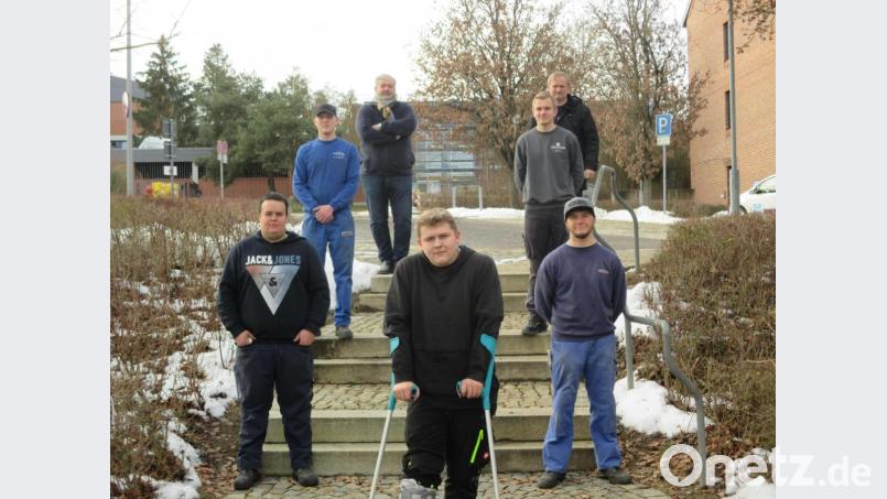 Der Prüfungsausschuss (im Hintergrund) freut sich mit den fünf erfolgreichen Metallbauer-Gesellen. Bild: Kreishandwerkerschaft Amberg/exb