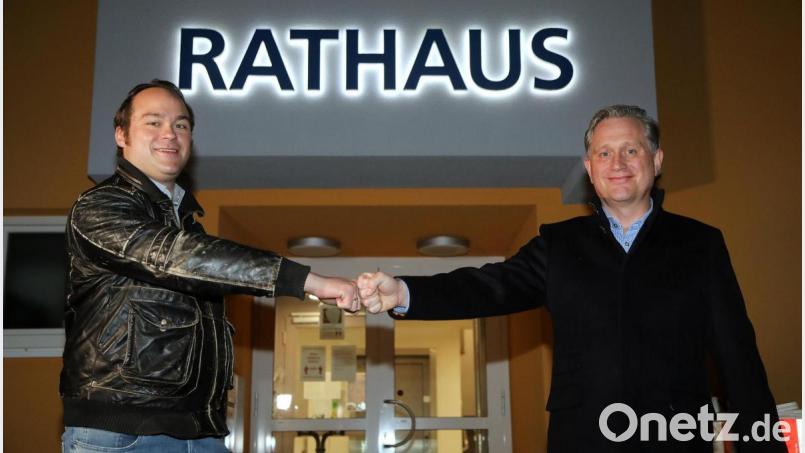 Gratulation mit &quot;Corona-Faust&quot;: Hermann Böhm (rechts) von der CSU wurde am Sonntag zum neuen Bürgermeister von Poppenricht gewählt. Der unterlegene Kandidat der SPD, Michael Gradl (links), beglückwünschte ihn. Bild: Wolfgang Steinbacher