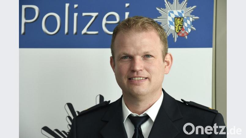 Der Tod zweier Kollegen, die vor einem Vierteljahr bei einer Unfallaufnahme auf der Autobahn von einem Auto erfasst worden waren, erschüttert auch heute noch Polizeirat Tobias Mattes. Bild: Petra Hartl