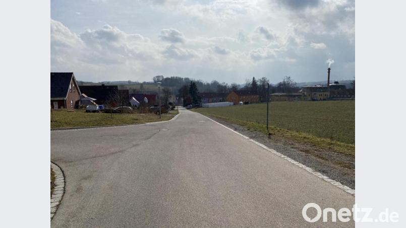 Der Gemeinderat hat den Bau einer zweiten Wasserleitung für den Ortsteil beschlossen. Das Baugebiet Gramleite (links) leidet unter zu geringem Wasserdruck, das Bezirksklinikum Wöllershof (rechts) hat mit 200 Patienten und 300 Mitarbeitern einen hohen Wasserbedarf. Bild: Eichl