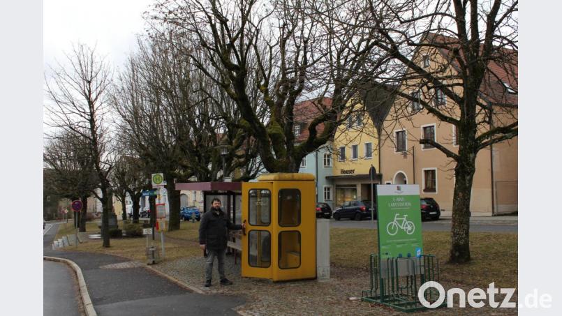 Die Freien Wähler Erbendorf möchten den Unteren Markt in Erbendorf im Zuge der geplanten Erstellung eines Stadtentwicklungskonzeptes deutlich aufwerten. Vorstandsmitglied Fabian Keppler-Stobrawe kann sich in der alten Telefonzelle ein Mini-Museum („Teleseum“) vorstellen. Bild: Freie Wähler Erbendorf/exb