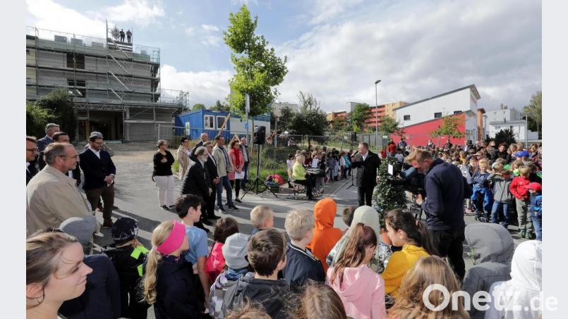 Im März war Spatenstich für den Erweiterungsbau der Albert-Schweitzer-Schule, bereits am 25. September folgte das Richtfest. Bild: Wolfgang Steinbacher
