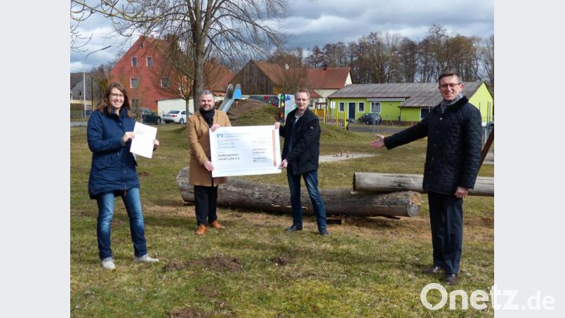 Christian Arnold (Zweiter von links) und Christian Weigert (rechts) übergeben einen Scheck in Höhe von 5370 Euro an den Vorsitzenden der Siedlergemeinschaft, Johannes Käs (Dritter von links), und Johanna Müller (links). Bild: hme