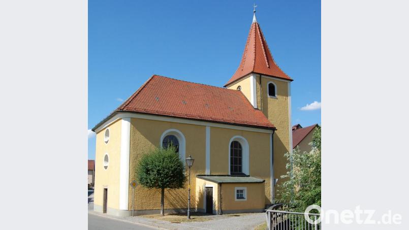 Die St. Barbara-Kirche bildet den markanten Mittelpunkt von Irchenrieth. Auch wenn nicht augenscheinlich sichtbar, so haben Fachgutachten einige gravierende Schadstellen auch an Außenfassade und Dach festgestellt, die nun behoben werden. Bild: grm