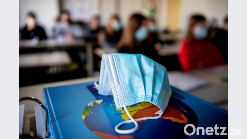 In Weiden und im Kreis Neustadt sitzen die Abschlussschüler wieder in den Klassenzimmern. Mit Maske und Abstand, versteht sich. Große Begeisterung löst das weder bei Lehrern noch Eltern aus. Es überwiegt die Sorge. Symbolbild: Matthias Balk/dpa