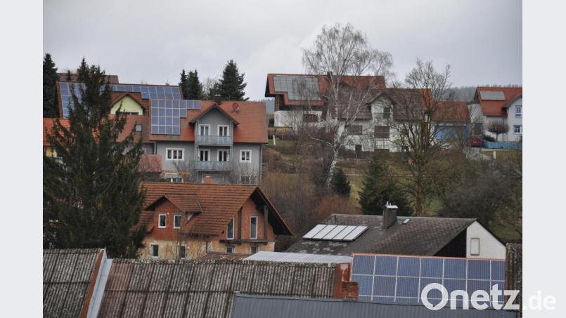 Solaranlagen auf Dächern gehören auch in Bärnau mittlerweile zum gewohnten Bild. In der Natur wird es solche Anlagen vorerst aber nicht geben. Der Stadtrat stimmte dagegen. Bild: ws