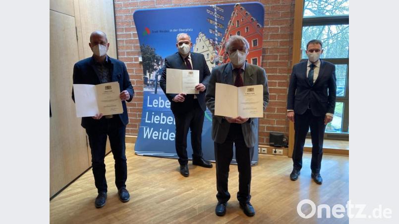 Hans Blum, Wolfgang Pausch und Alois Schinabeck (von links) wurden von Oberbürgermeister Jens Meyer für ihre Verdienste um die kommunale Selbstverwaltung geehrt. Bild: Stadt Weiden/exb