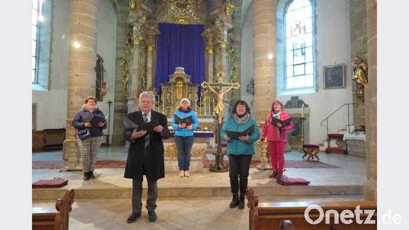 Chorleiter Josef Zaglmann (vorne) bedankte sich bei Elisabeth Daschner, Rita Krapf, Liane Preininger und Ursula Dadder (von links) für ihre Gesänge am Freudensonntag. Bild: jzk