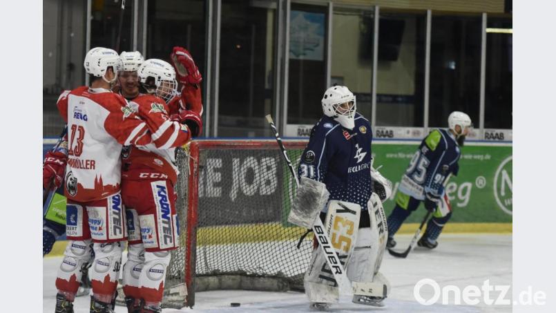 Die Regensburger bejubeln ein Tor beim 8:3-Derbysieg, der Weidener Keeper Timon Bätge ist enttäuscht: Da die beiden etatmäßigen Torhüter erneut fehlen, steht der Förderlizenzgoalie auch am Dienstag in Rosenheim im Kasten der Blue Devils. Archivbild: gb