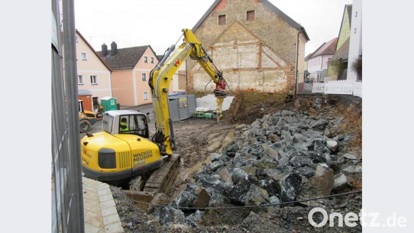 Im Vordergrund die Brocken des 20 Meter langen Betonriegels. Für die Beseitigung war ein Spezialmeißel nötig. Bild: kgg