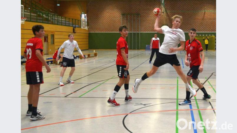 Etwa 200 Kinder und Jugendliche von den Bambini bis zur A-Jugend spielen beim HC Sulzbach Handball. Sie alle haben momentan wieder eine Zwangspause. Nach den aktuellen Corona-Regeln sind Sporthallen für den Vereinssport gesperrt, die Saison ist unterbrochen, Mannschaftstraining und Trainingsspiele (Bild) sind nicht erlaubt. Archivbild: Sina Niebler/exb