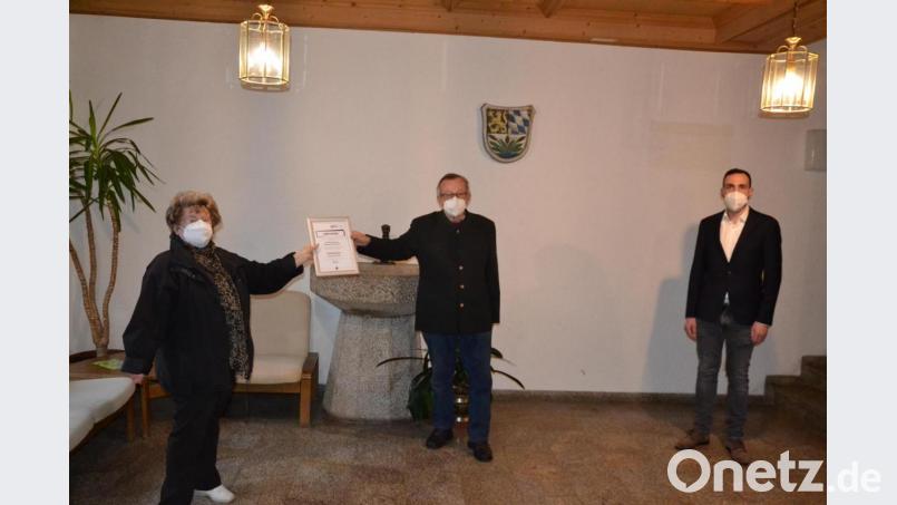 Bürgermeister Armin Bulenda (rechts) überreicht im Auftrag von Landrat Andreas Meier die Kulturpreis-Urkunde an Peter Garreiss (Mitte) und Helene Rolle (links) vom Heimatkundlichen Arbeitsreis. Bild: gi