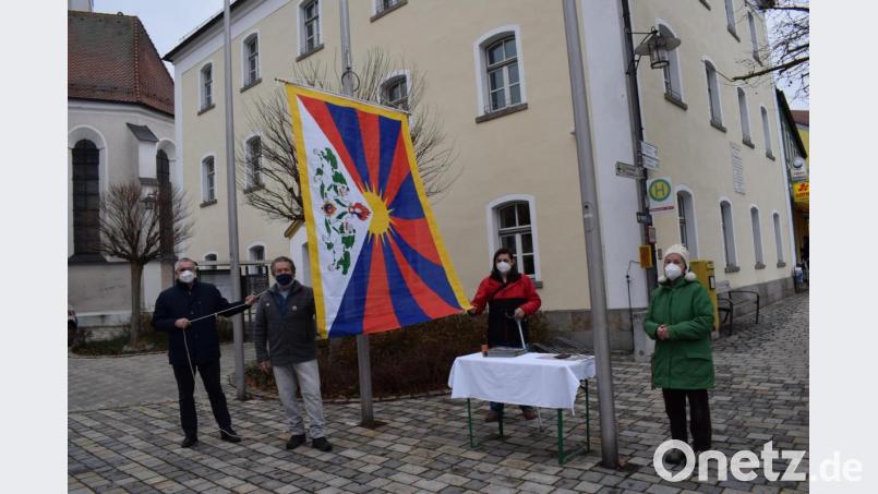 Die Flagge Tibets fordert für das unterdrückte Volk am &quot;Dach der Welt&quot; Freiheit und die Einhaltung der Menschenrechte. Die Initiative unterstützten von links: Bürgermeister Richard Tischler, Ludwig Rauch, Kurt Stangl und Margit Hohl. Bild: bnr