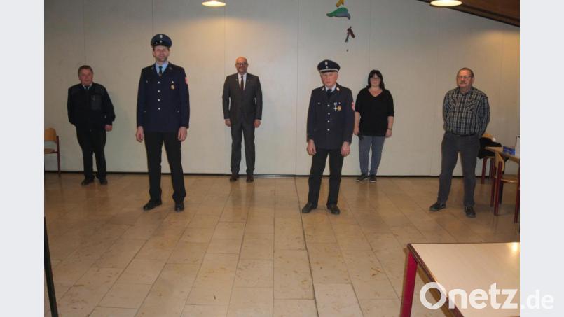 Die Feuerwehr Schwarzeneck hat gewählt. Im Bild von links Kreisbrandmeister Konrad Hoch, stellvertretender Kommandant Markus Kaiser, Bürgermeister Maximilian Beer, Kommandant Johann Meier, VG-Feuerwehrbeauftragte Ute Voith und Zweiter Bürgermeister Franz Stockerl. Bild: mad