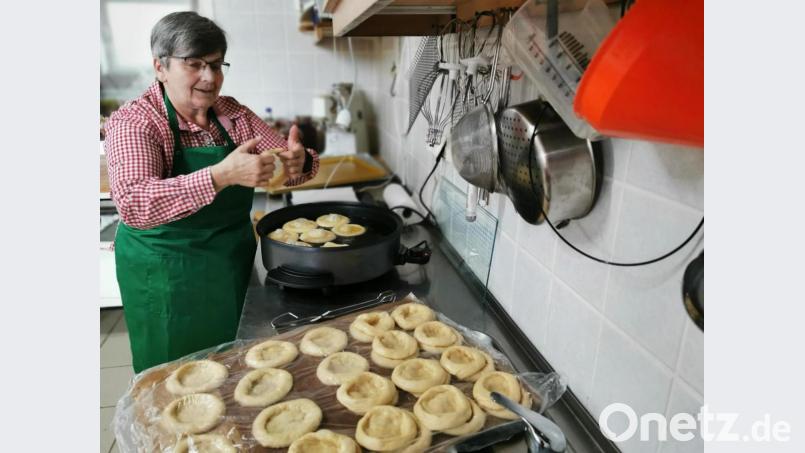 In der Backstube zieht Emma Grosser die vorbereiteten Küchel dünn aus. Nachdem in der Corona-Pandemie keine Märkte stattfinden, ist die Produktion von Schmalzgebäck deutlich zurückgegangen. Bild: Portner
