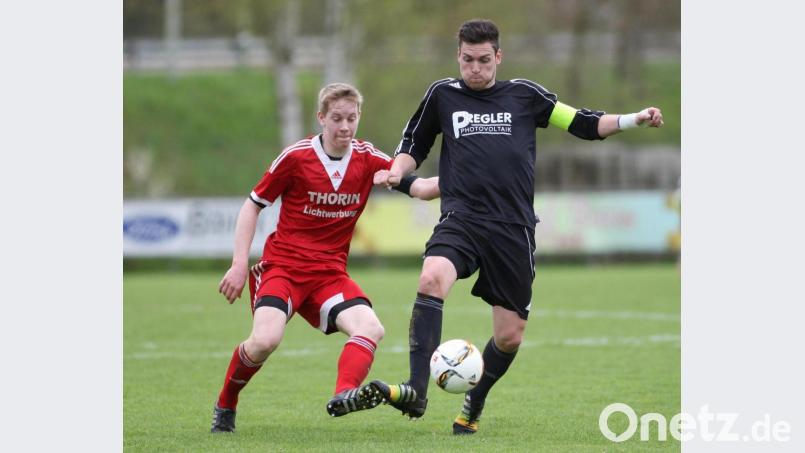 Spieler und Vorsitzender: Martin Weiß (rechts) ist für den SV Schwarzhofen schon &quot;ewig&quot; am Ball. Bild: spo