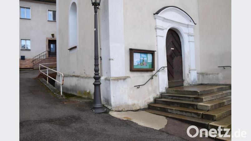 Der Kirchturm von St. Jakobus in Hohenburg bewegt sich, wie mittels Markierungen im Turminnern festgestellt worden ist. Nun ist wohl eine Untergründung fällig. Bild: bö