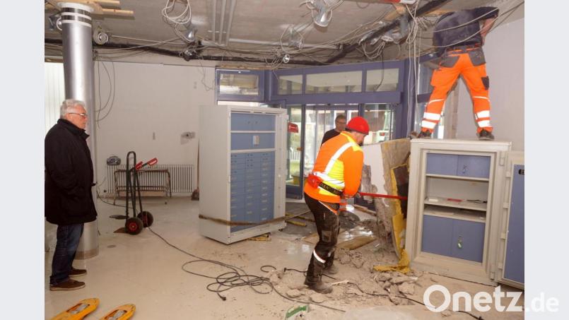 Mit Brechstangen wurde die äußere Verputz- und Isolierschicht entfernt. Zweiter Bürgermeister Josef Hecht (links) war von der Arbeit des Bauhofs überzeugt. Bild: bkr