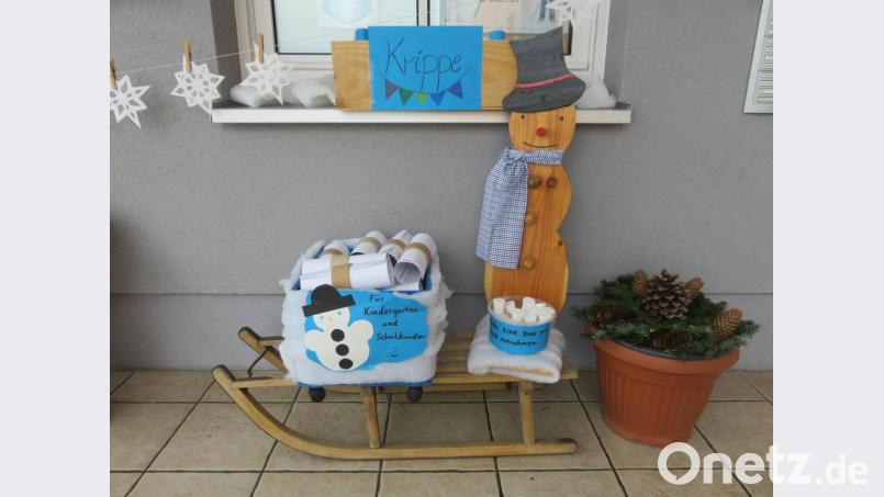 Bastelpakete vor dem Kindergarten Arche Noah warten auf Kinder. Der Finanzausschuss beschäftigte sich derweil mit den Kosten der beiden Kindergärten der Gemeinde. Bild: adj