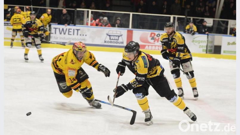 Lukas Salinger (vorne rechts) trägt auch in der kommenden Saison das Trikot des ERSC Amberg. Bild: Andreas Brückmann