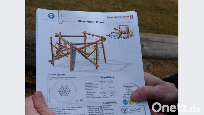 Johanna Müller hält zeigt ein Bild des Kletterknotens Koloss aus einem Prospekt. Bild: hme