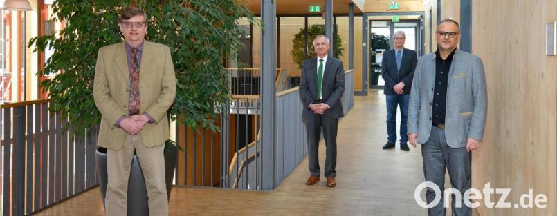 Hans-Peter Schmucker wurde von Behördenleiter Thomas Gollwitzer, Steffen Schneider und Kurt Hillinger am ALE Oberpfalz in Tirschenreuth verabschiedet (von links). Bild:  Stefan Neumann/ALE Oberpfalz/exb