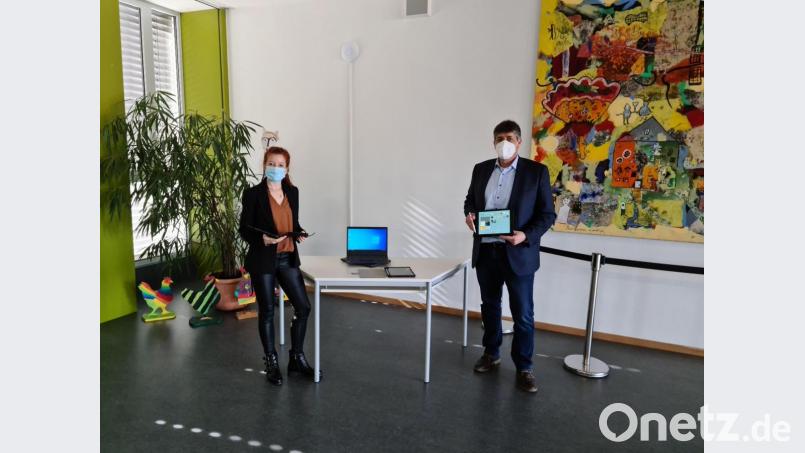 Schulleiterin Anja Bräu und Bürgermeister Edgar Knobloch zeigen Beispielgeräte, die für Schüler und Lehrer angeschafft worden sind. Bild: sne
