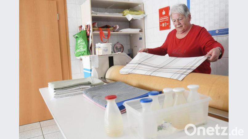 Monika Ehring an der Heißmangel. Bild: Gabi Schönberger