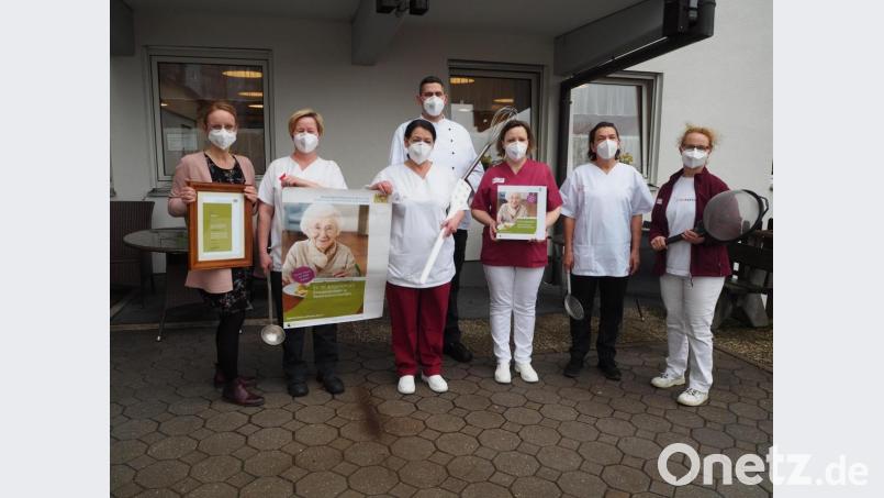 Leiterin Stefanie Schricker freut sich über das Zertifikat für die Verpflegung des Seniorenheims und beglückwünschte ihre Mitarbeiter. Bild: krb